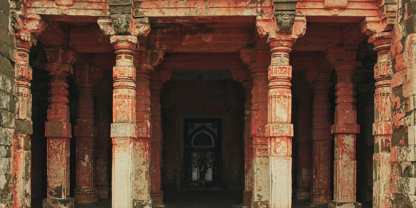 A picture of pillars at the Analgadh Fort showcasing its intricate architecture