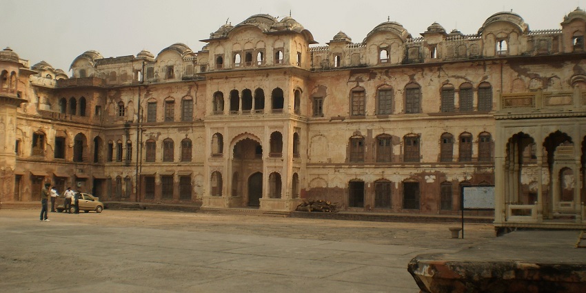 One can explore the architecture of this historical fort this a marvel.