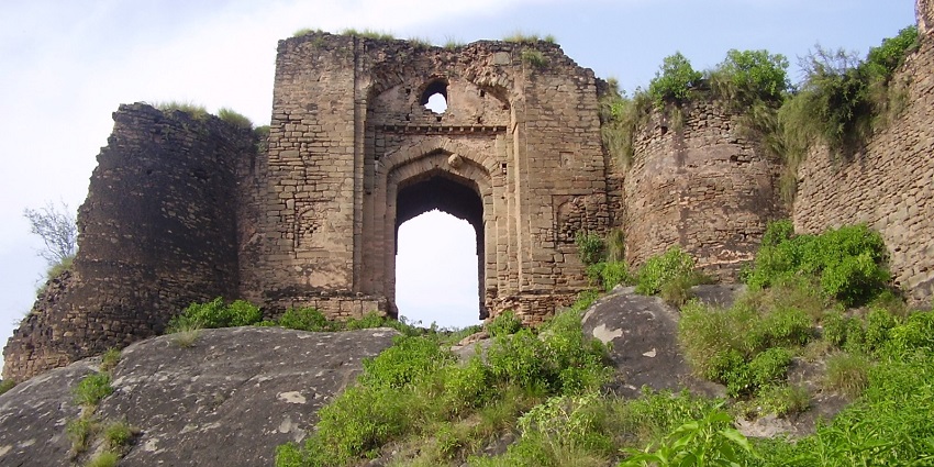 Bharatgarh Fort has a well maintained architecture with intricate craftsmanship like wooden doors and jharokhas