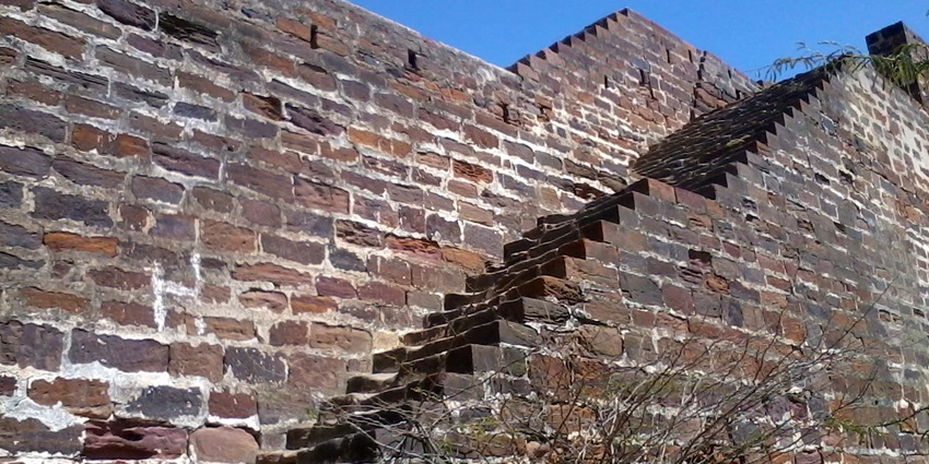 Explore the fort’s architecture closely to get a glimpse of its intricate work and detail.