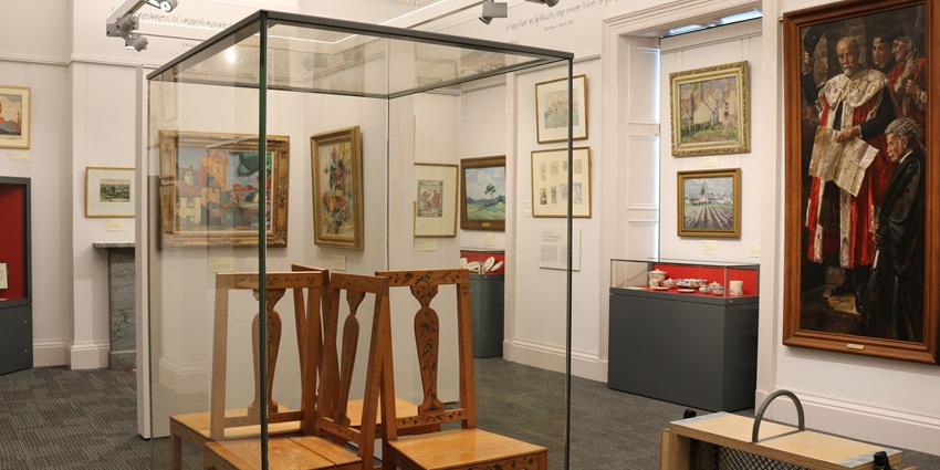 A picture of an image gallery with multiple historical paintings and pictures placed at display