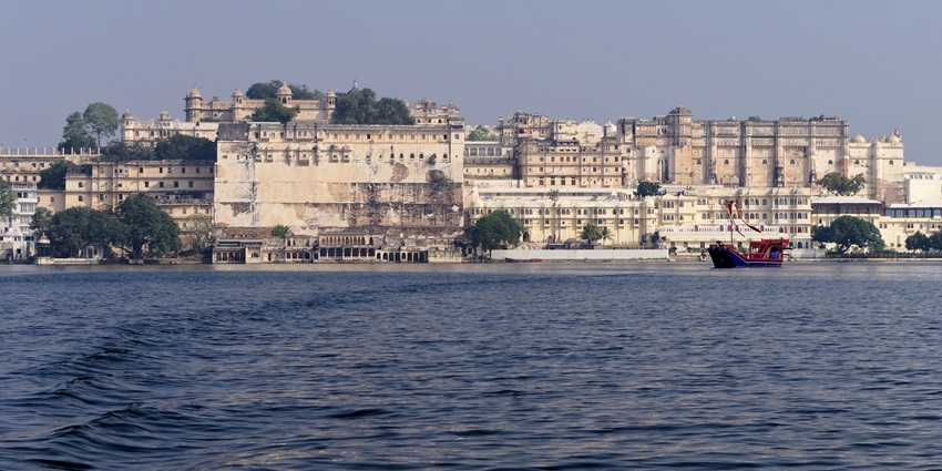 City Palace in Udaipur, a masterpiece of Rajasthani architecture and top things to see in Udaipur.
