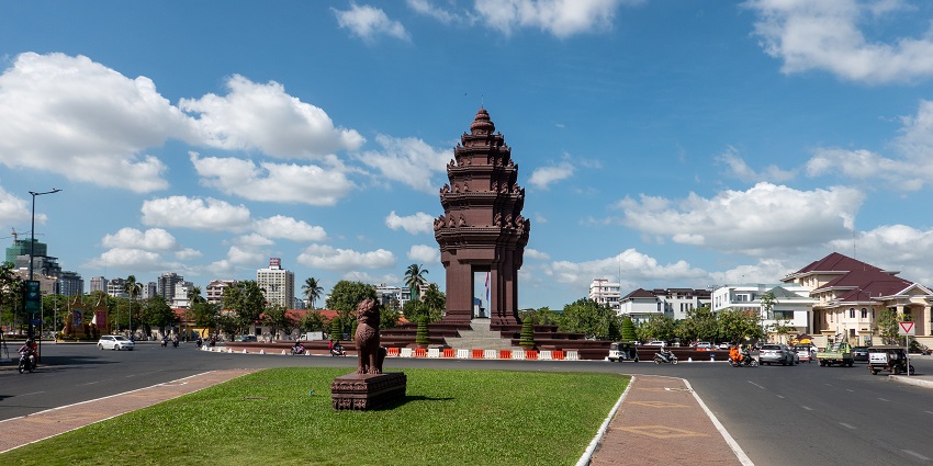 See the Independence Monument, a symbol of Phnom Penh's sovereignty and freedom