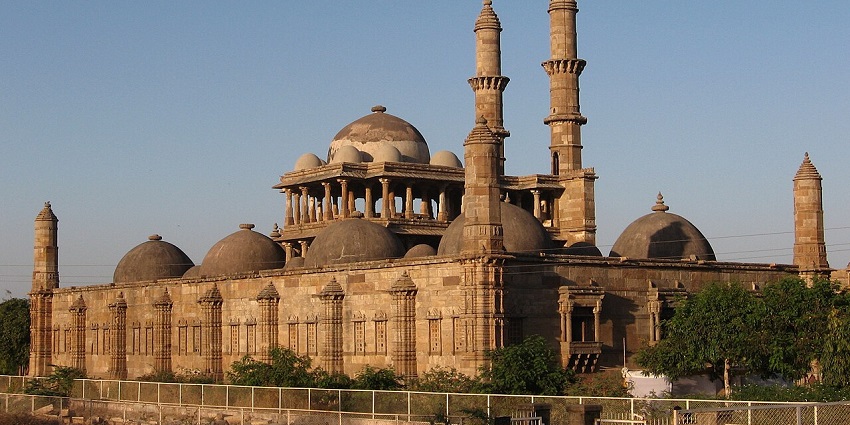 Jama Masjid is a famous spot with a lot of religious and architectural significnace.
