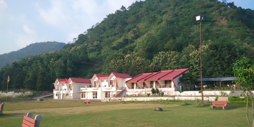 Walk around the serene trails of the park and immerse yourself in the tranquil air