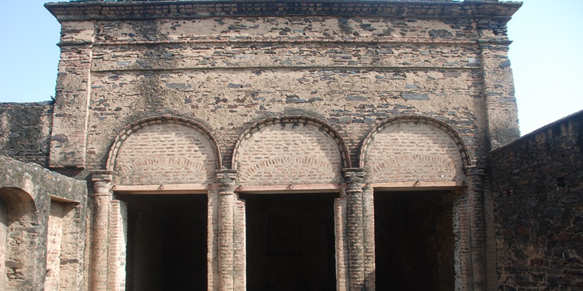 Colonial-style arches and balconies of Hemu’s Haveli reflecting Portuguese influence–things to do in karnal