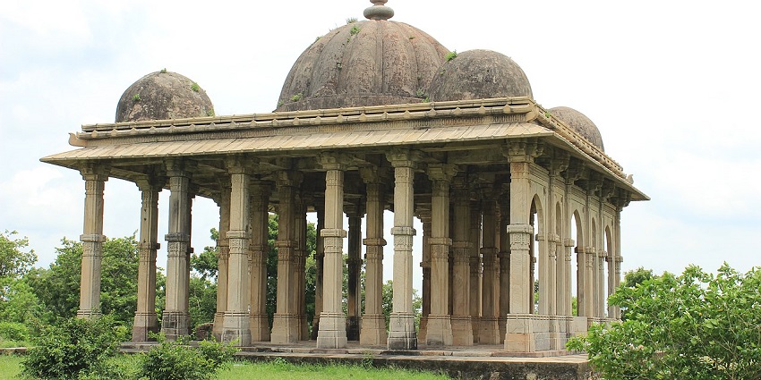 Exploring Kevada Masjid situated inside the archaeological park is the best experience.