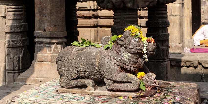 A picture of the Mamleshwar Temple, the twin temple of Omkareshwar, offering spiritual experiences and architectural beauty.