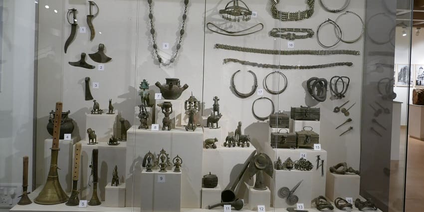 Ornaments, weapons, statues, etc., made of metal from various time periods are on display