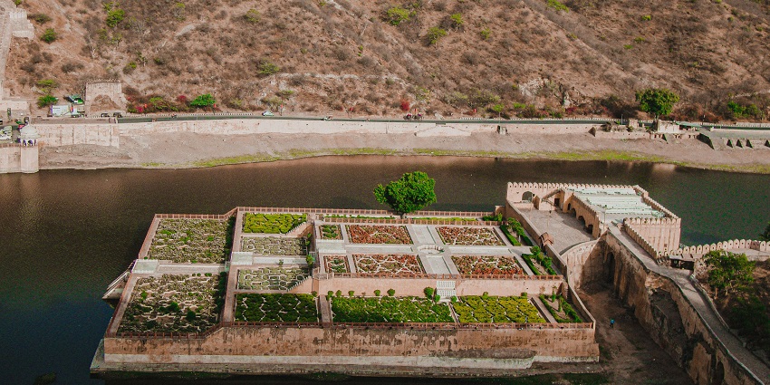 The small pond beside the Arjungad Fort provides a glimpse into its historic past.