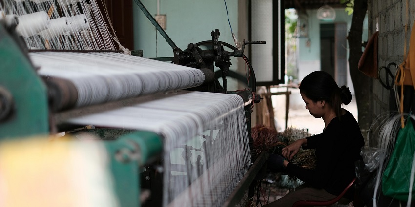 An image of artisans weaving Maheshwari sarees at the Rehwa Society Weaving Centre.