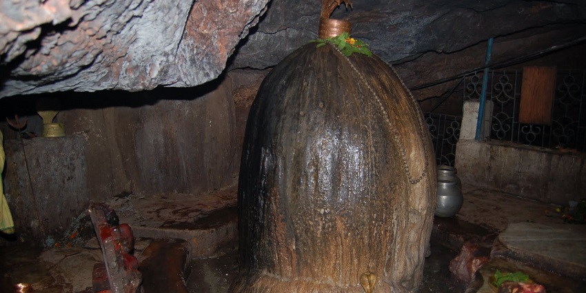 There are numerous Shiva lingams inside the Jambuvan Caves for you to explore.