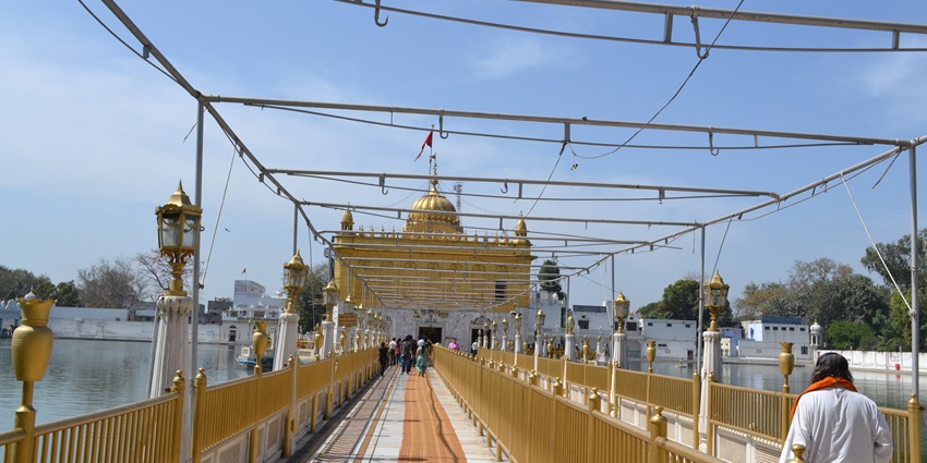 Bridge connecting the Durgiana temple Complex across the pond and the entrance