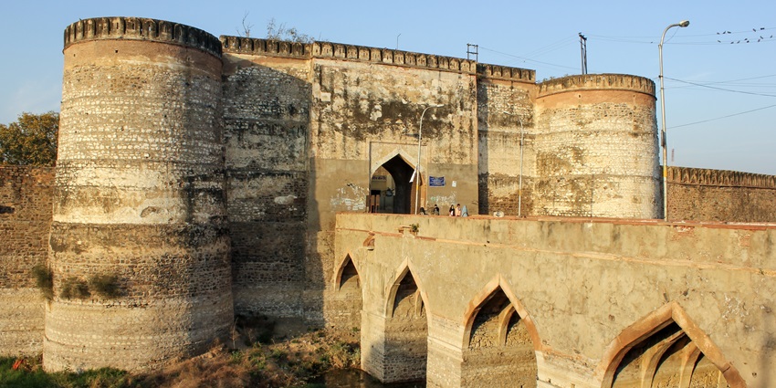 An image of the ancient Weir Fort is one of the best things to do in Bharatpur, Rajasthan.