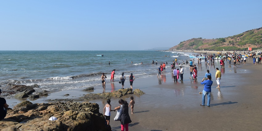 The area of Vagator beach is dotted with palm trees and shacks where you can enjoy local Goan cuisine.