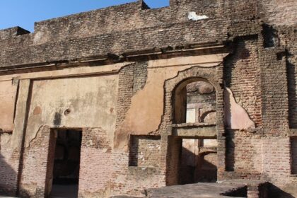 Front view of Loharu Fort with mixed style of architecture.