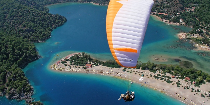 A person paragliding through the valleys and observing the view in Kasauli