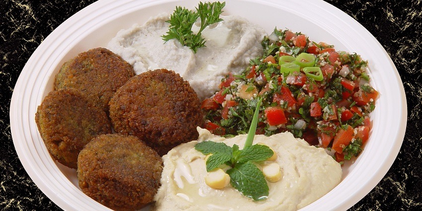 Deep-fried chickpea balls in pita with hummus, and veggies.