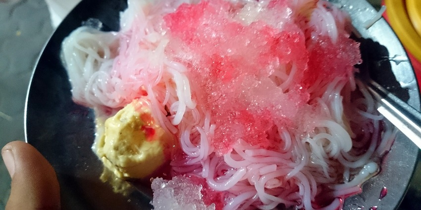 Falooda Kulfi is one of the top street food desserts in Chandigarh that you can enjoy