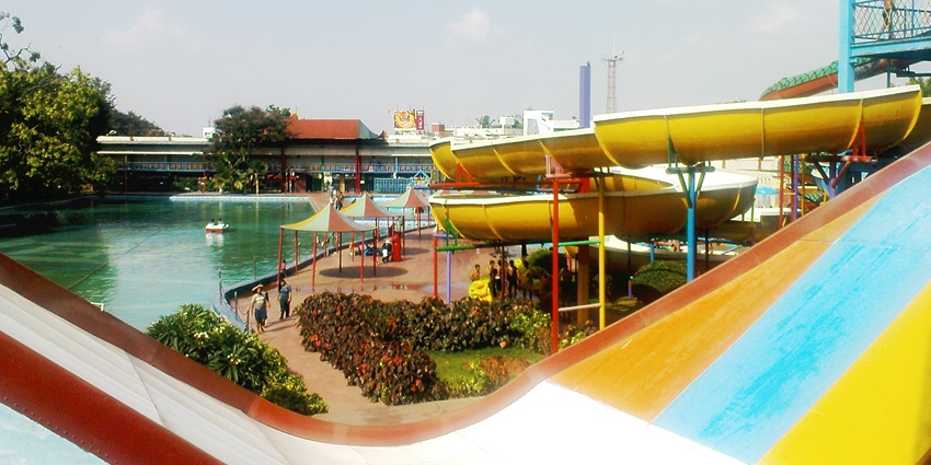 The best water park in Surat has spiral slides.