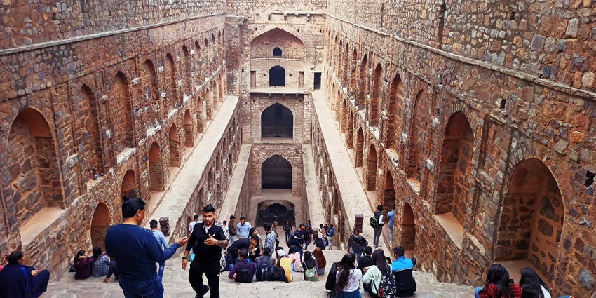 Farrukh Nagar Fort depicts Mughal-style architecture, reminding the heritage of the past