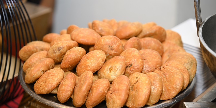 Fateh Chand Deewanchand Kachori Wala offers the best street food in Jaisalmer to all.