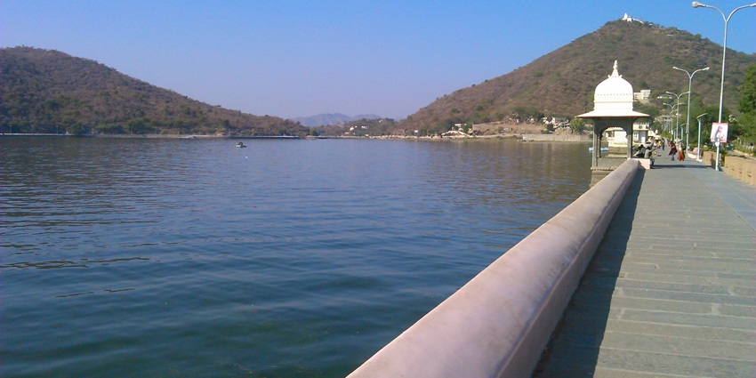Serene view of crystal-clear blue waters at Fateh Sagar Lake, a peaceful Udaipur retreat.