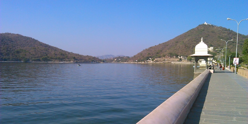 Serene view of Fateh Sagar Lake, a peaceful retreat to explore near Jagdish Temple.