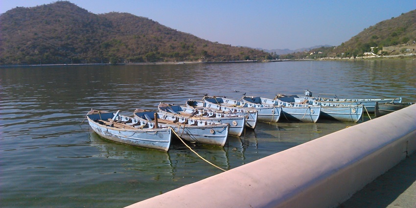Serene lakeside promenade and water overflow at Fateh Sagar Lake, Udaipur.