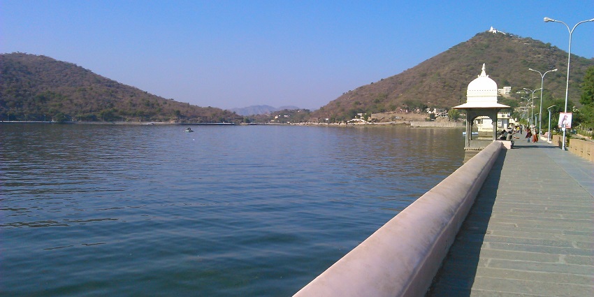 Sunset over Fateh Sagar Lake,, creating a serene atmosphere for Udaipur picnic places.