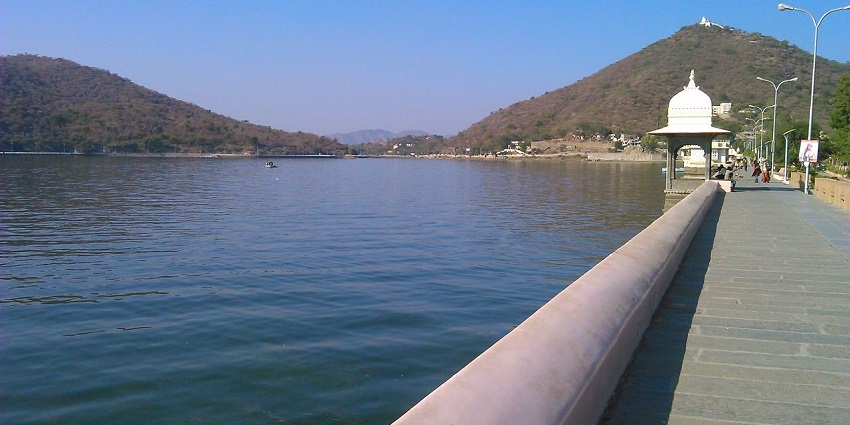The serene waters of Fateh Sagar Lake, a popular abode near Jeel Water Park Udaipur.