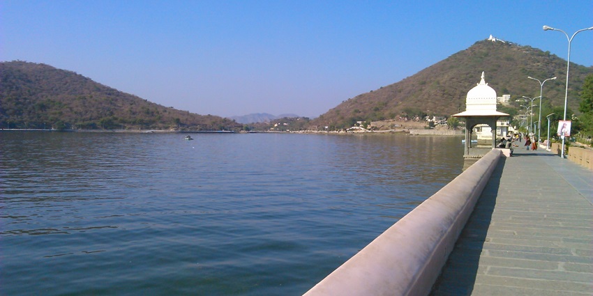 Tranquil Fateh Sagar Lake with crystal blue waters, a must-see near Marvel Water Park.