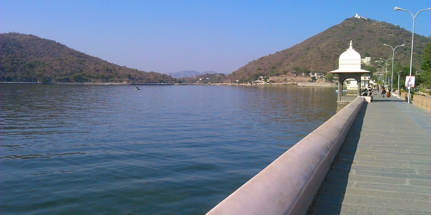 Serene blue waters of Fateh Sagar Lake, a tourist attraction near this water park