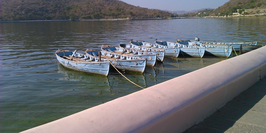 Fateh Sagar Lake hosts one of the best New Year events in Udaipur with DJs and fireworks.