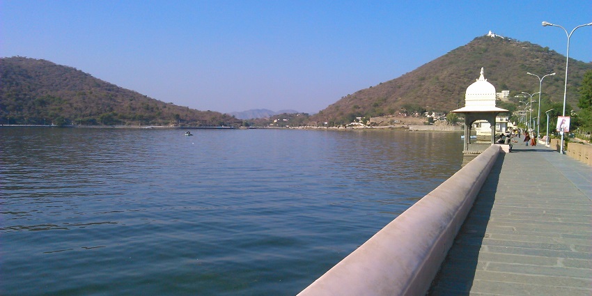 Fateh Sagar Lake in Udaipur, Rajasthan, featuring calm waters surrounded by lush hills.