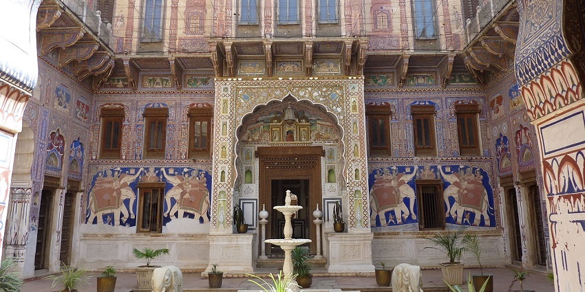 The courtyard and painted walls of Fatehpur Haveli are a scenic attraction in Jaipur