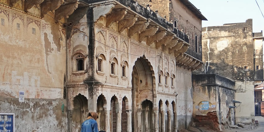 A vibrant street in Fatehpur Shekhawati, a famous place near Tal Chhapar Sanctuary, known for its havelis.