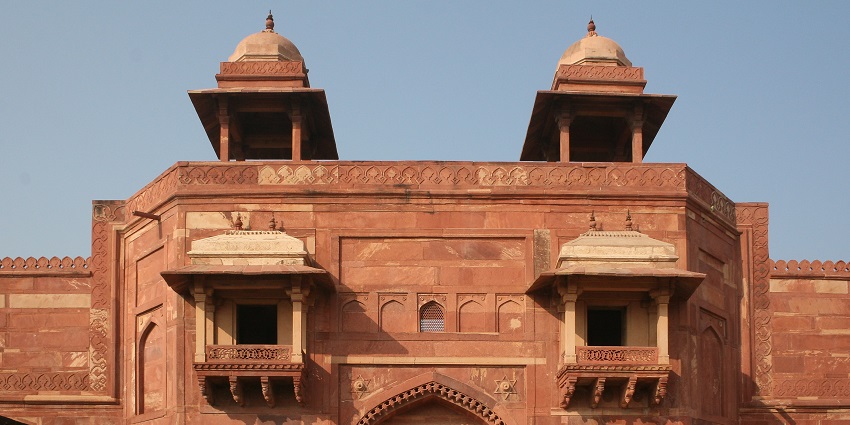 A picture of Fatehpur Sikri's grand architecture, a popular place to visit near Bharatpur.
