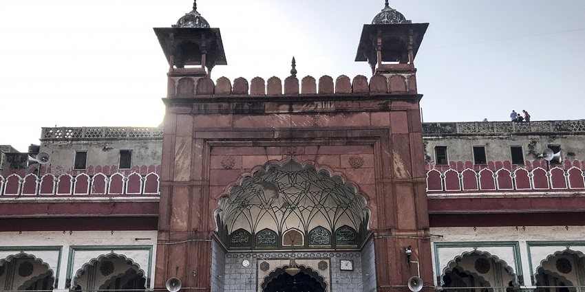 Fatehpuri Masjid is one of the best places to visit near Chandni Chowk for its design.