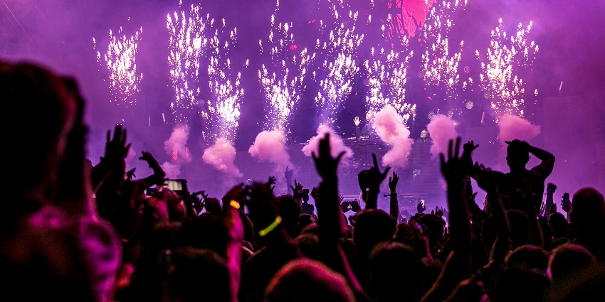 You can see various fireworks in a beautiful way during the Kasol Music Festival.