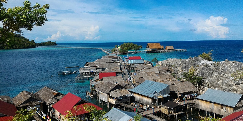 Floating village enables you to get a glimpse into the traditional lifestyle of the local fishermen.