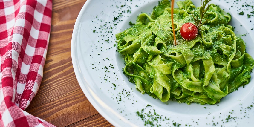 The vicinity of the attraction has a bevy of eateries for you to have a hearty meal.