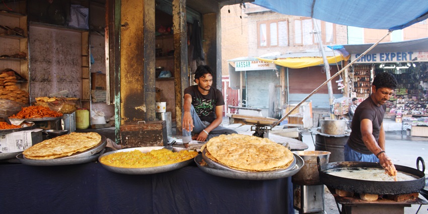 One of the best options for late night street food in Delhi is the food stall at Shivaji Stadium.