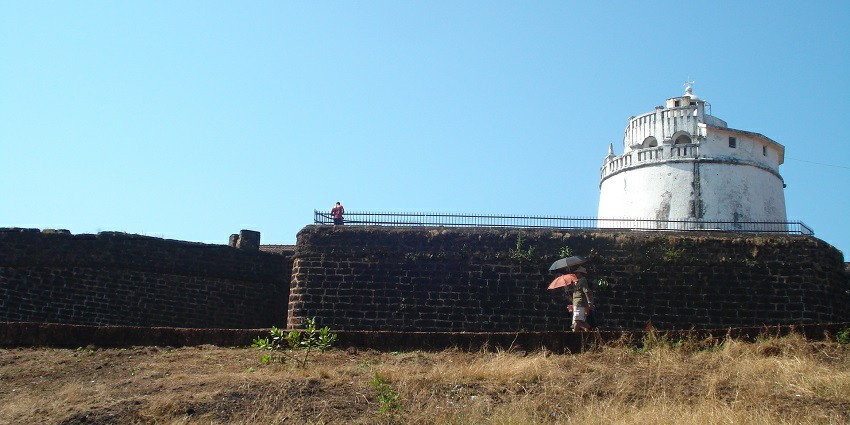 A picture of the ruins of a fort, one of the best placed to visit near Baga beach