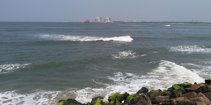 Image of Fort Kochi beach with tranquill water and rocks at the seashore