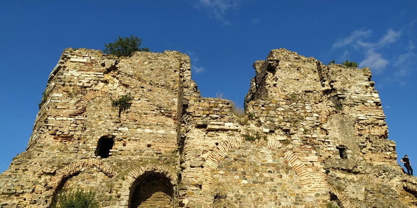 Fort Nalagarh is surrounded by 20 acres of forest, which adds to the mystery and the beauty of the place.