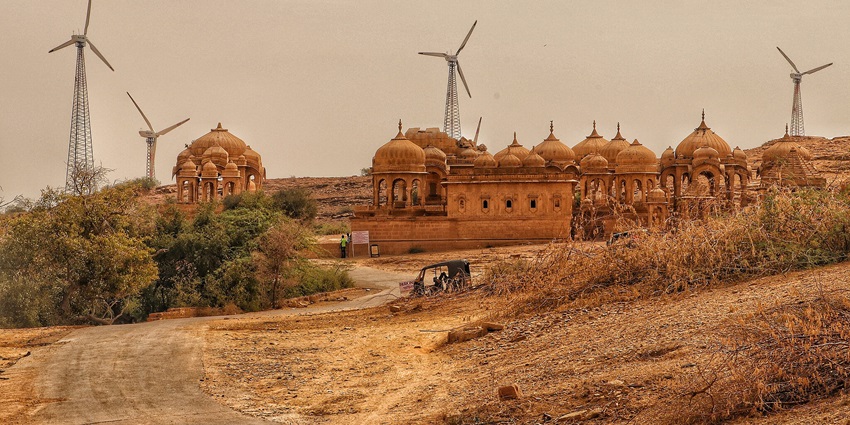 Fort Ramgarh has a 37-foot tall wooden door, which serves as an entrance to the fort.