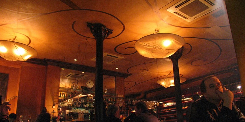 A picture of a night bar in Jodhpur with a cosy ambience and brewery