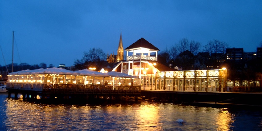 Frangipani By The Lake offers an elegant venue with cocktails and a tranquil ambiance