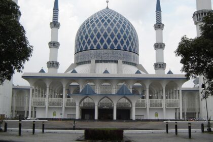 Sultan Salahuddin Abdul Aziz Masjid is one of the most popular mosques in Malaysia for travellers to witness